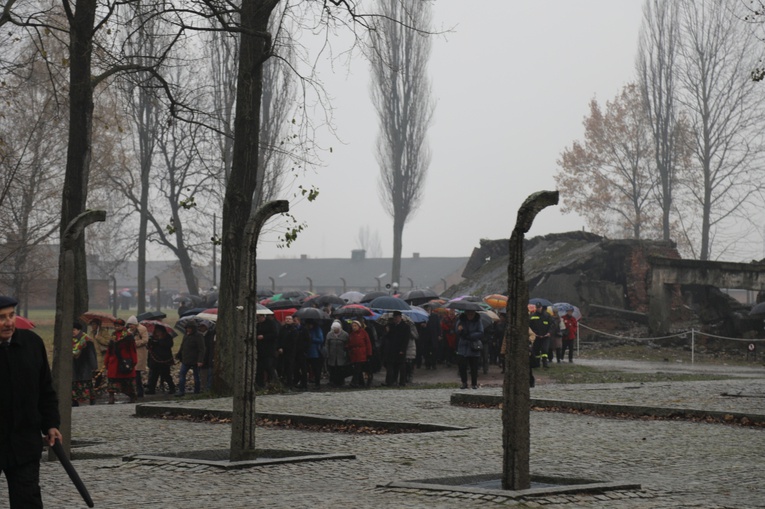 Z krzyżem przez były obóz zagłady Birkenau
