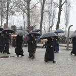 Z krzyżem przez były obóz zagłady Birkenau