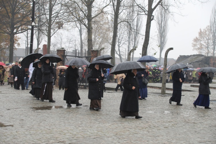 Z krzyżem przez były obóz zagłady Birkenau