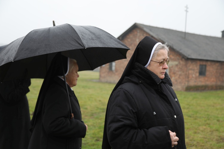 Z krzyżem przez były obóz zagłady Birkenau