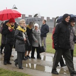 Z krzyżem przez były obóz zagłady Birkenau