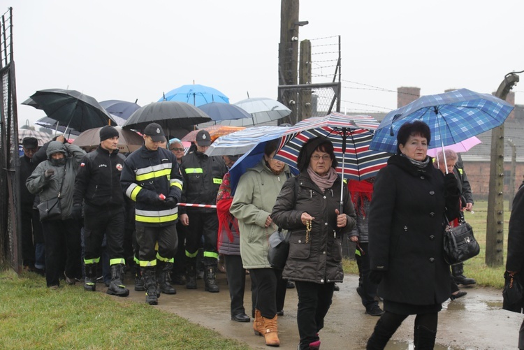 Z krzyżem przez były obóz zagłady Birkenau