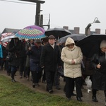 Z krzyżem przez były obóz zagłady Birkenau