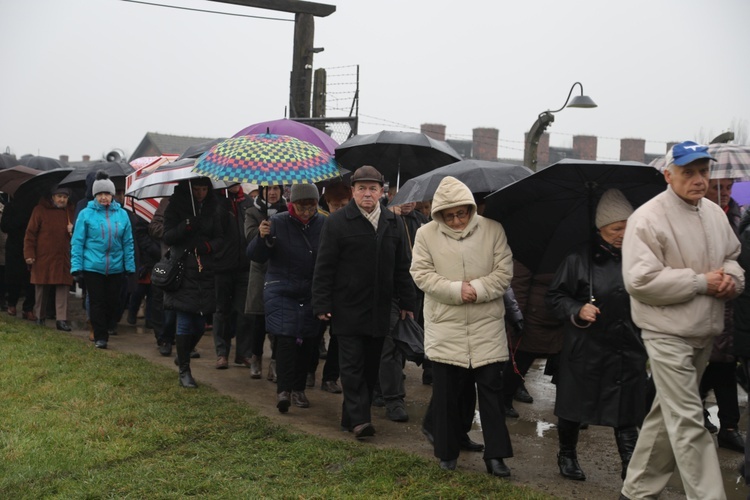 Z krzyżem przez były obóz zagłady Birkenau