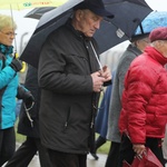 Z krzyżem przez były obóz zagłady Birkenau