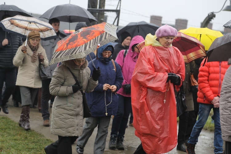 Z krzyżem przez były obóz zagłady Birkenau