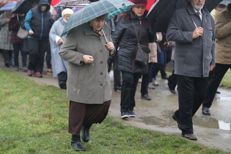 Z krzyżem przez były obóz zagłady Birkenau