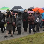 Z krzyżem przez były obóz zagłady Birkenau