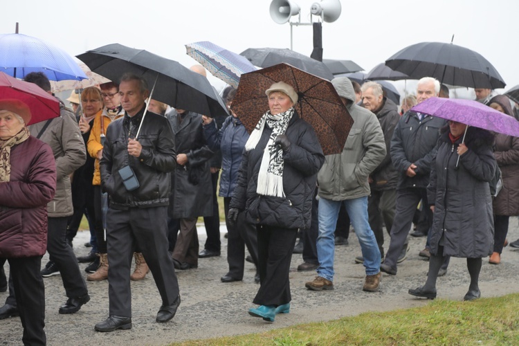 Z krzyżem przez były obóz zagłady Birkenau