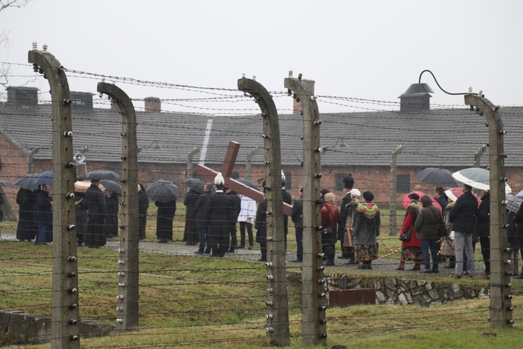 Z krzyżem przez były obóz zagłady Birkenau