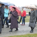 Z krzyżem przez były obóz zagłady Birkenau