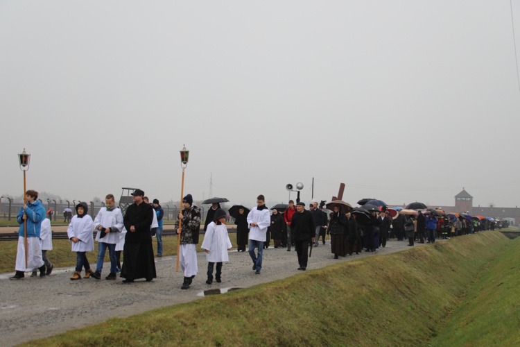 Z krzyżem przez były obóz zagłady Birkenau