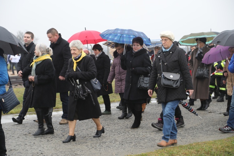 Z krzyżem przez były obóz zagłady Birkenau