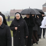 Z krzyżem przez były obóz zagłady Birkenau