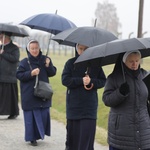 Z krzyżem przez były obóz zagłady Birkenau