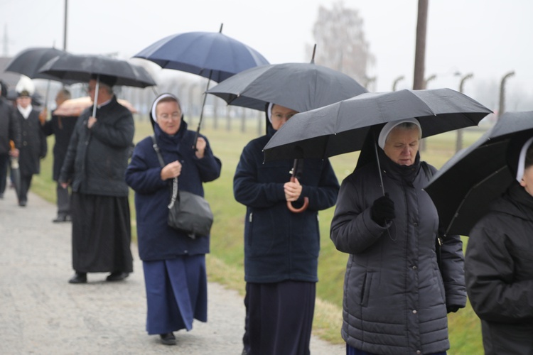 Z krzyżem przez były obóz zagłady Birkenau