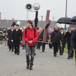 Z krzyżem przez były obóz zagłady Birkenau