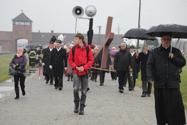 Z krzyżem przez były obóz zagłady Birkenau