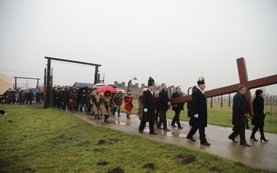 Z krzyżem przez były obóz zagłady Birkenau