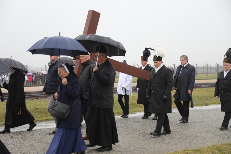 Z krzyżem przez były obóz zagłady Birkenau