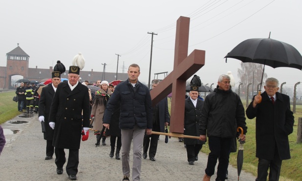 Spod obozowej Bramy  Śmierci wyruszyło kilka tysięcy uczestników nabożeństwa