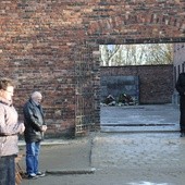 Msza Święta za dusze pomordowanych więźniów przed Blokiem 11. i Ścianą Śmierci