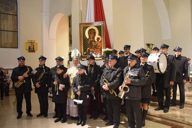 Powitanie ikony MB Częstochowskiej w parafii wojskowej w Skierniewicach