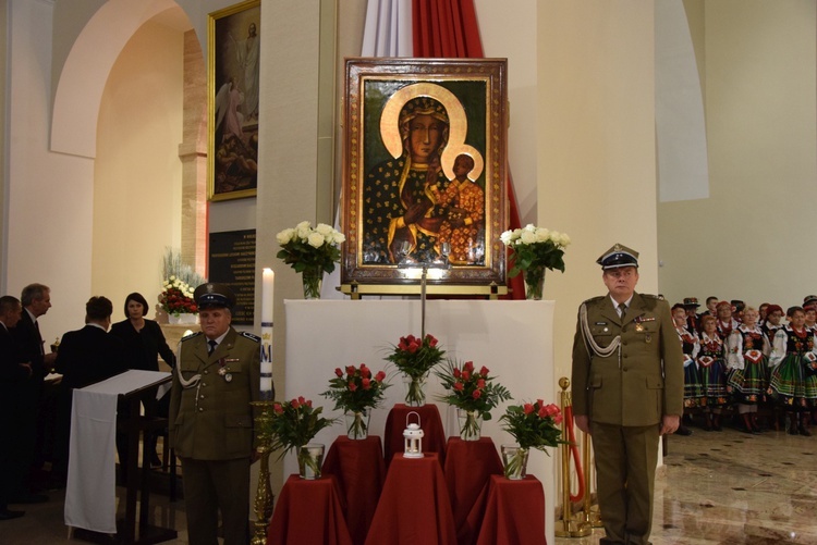 Powitanie ikony MB Częstochowskiej w parafii wojskowej w Skierniewicach