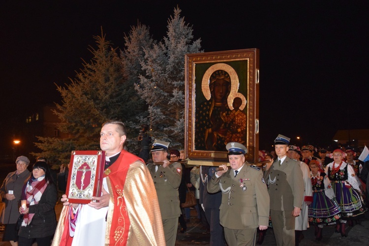 Powitanie ikony MB Częstochowskiej w parafii wojskowej w Skierniewicach