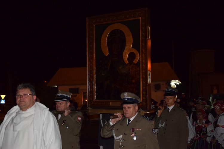 Powitanie ikony MB Częstochowskiej w parafii wojskowej w Skierniewicach