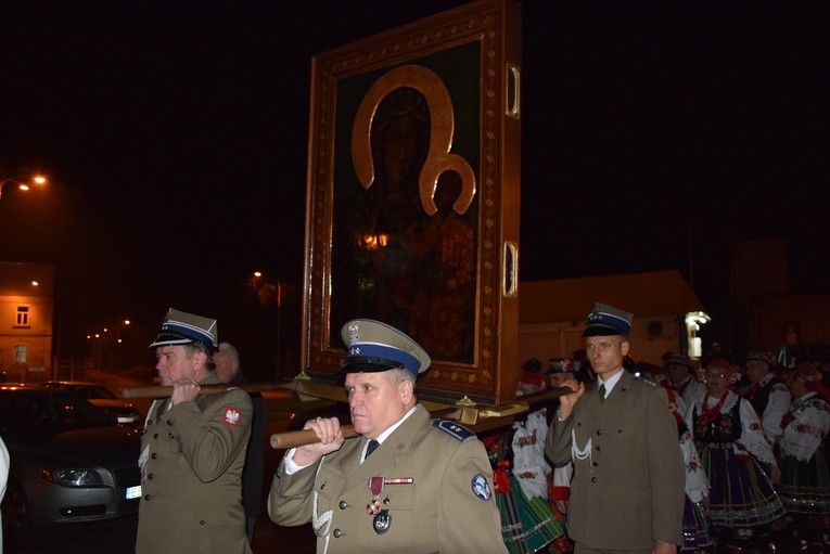 Panią Jasnogórską na ramionach do kościoła wnieśli żołnierze