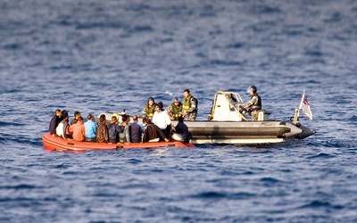 Imigranci próbują przedostać się do Australii na niewielkich łódkach. Wyłapuje je straż graniczna.