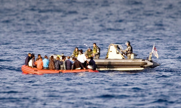 Imigranci próbują przedostać się do Australii na niewielkich łódkach. Wyłapuje je straż graniczna.