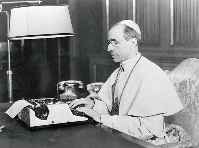 Eugenio Maria Giuseppe Giovanni Pacelli (1876–1958) był jako Pius XII papieżem od roku 1939.