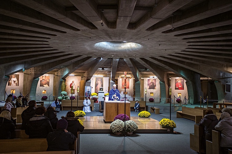 W dolnej kaplicy,  przy Panteonie Wielkich Polaków, trwa regularna modlitwa.