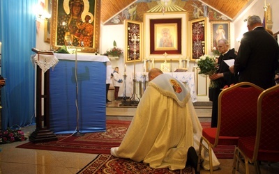 Proboszcz ks. Krzysztof Chmielewski klęczy przed ikoną Matki Bożej Częstochowskiej