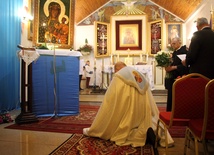 Proboszcz ks. Krzysztof Chmielewski klęczy przed ikoną Matki Bożej Częstochowskiej