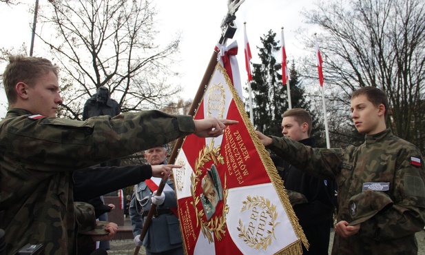 Przy pomniku marszałka, uczniowie LO Mundurowego "Spartakus" złożył ślubowanie na sztandar Związku Piłsudczyków RP 