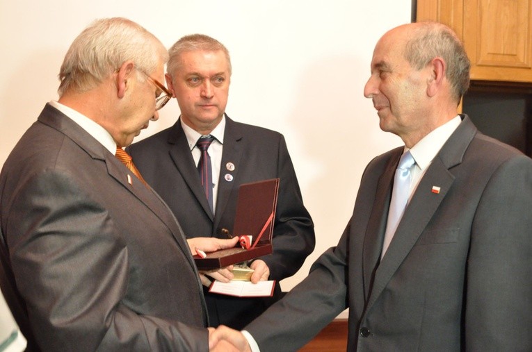 Medale dla męczennika i prezydenta