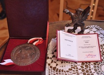Medale dla męczennika i prezydenta