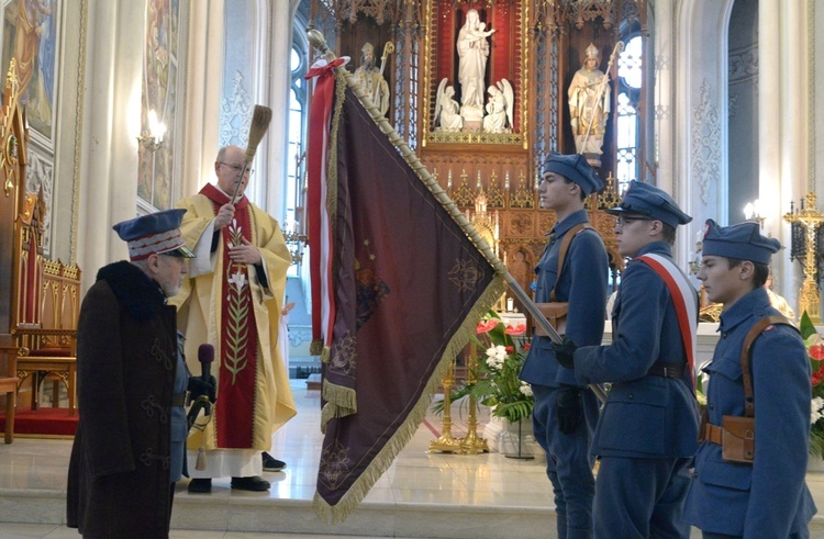 Replikę sztandaru poświęcił ks. Edward Poniewierski, kanclerz kurii biskupiej