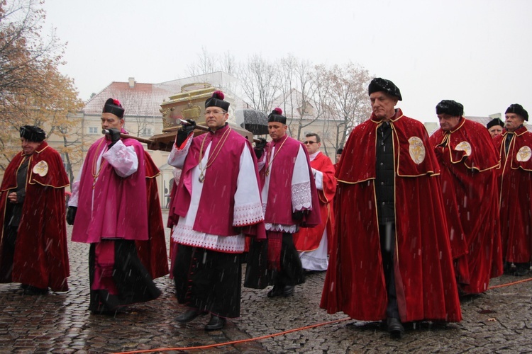 Procesja z relikwiami św. Wiktorii w Łowiczu