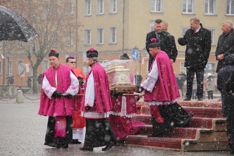 Procesja z relikwiami św. Wiktorii w Łowiczu