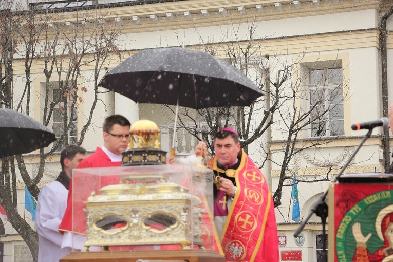 Procesja z relikwiami św. Wiktorii w Łowiczu