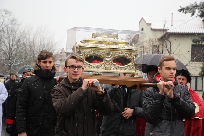 Procesja z relikwiami św. Wiktorii w Łowiczu