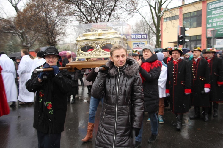 Procesja z relikwiami św. Wiktorii w Łowiczu