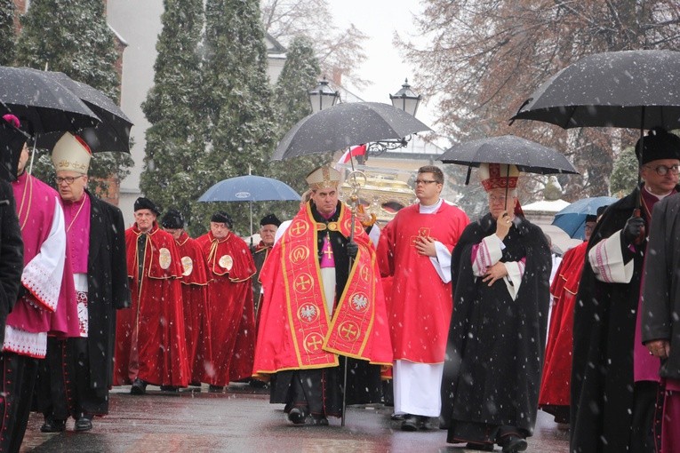 Procesja z relikwiami św. Wiktorii w Łowiczu