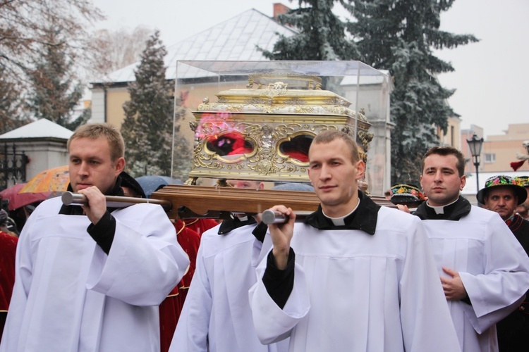 Procesja z relikwiami św. Wiktorii w Łowiczu