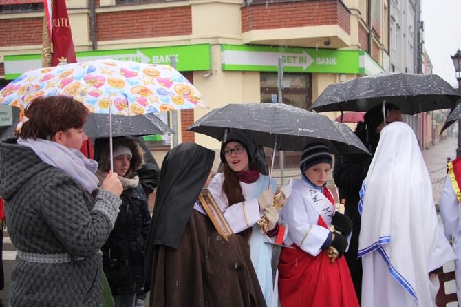 Procesja z relikwiami św. Wiktorii w Łowiczu