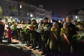 Przasnyszanie złożyli kwiaty pod pomnikiem 90-lecia odzyskania niepodległości
